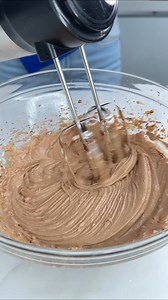 Mousse alla NUTELLA 400 g mascarpone (anche senza lattosio) 3 uova (piccole pastorizzato o freschissime) 60 g zucchero a velo 60 g Nutella® q.b. cacao amaro in polvere | Rossella Pane&Cioccolato