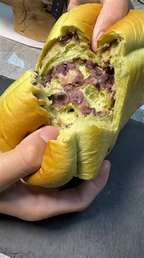 生吐司界的香奈兒來到屏東囉！ 小真實mini生吐司，每日新鮮手作出爐！ 綿密細緻，香濃無吐司邊口感！ 三大特色：純手工、低糖配方、無添加！ 全程使用鮮奶為基底製作的鮮奶生吐司！ 屏東限定檸檬卡士達生吐司 選用來自屏東九如的檸檬🍋 香氣更濃郁必吃❤️ 🌟小真實mini屏東店： 營業時間：13：00-19：00(不定期公休會公告在總部粉專） 訂購專線：08-7351719 營業地址：屏東市華一街97號 —————————————————— 其他門市資訊： ————————- 百貨櫃位：高雄SKM PARK草衙道 大道東3F 街邊店面：高雄橋頭店、文山建國店、嘉義文化店、屏東店 販售據點：全台灣LOPIA樂比亞超市 米那斯安心生鮮超市（冷凍為主） 嘉義縣中埔穀創園區-穰穰直賣所（冷凍為主） | 吃喝玩樂