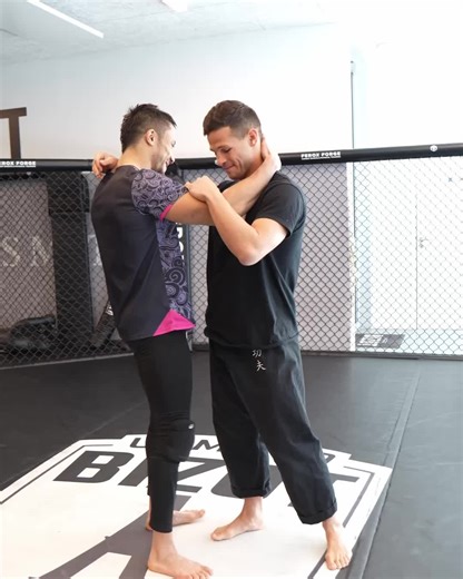 Le clinch Muay-Thaï adapté au MMA. On perd le clinch parce qu'on tire la nuque. La clé, c’est planter les coudes dans les clavicules, et utiliser l'arrière du crâne comme levier. Sauvegarde le réel pour le bosser à ton prochain entraînement. 👇 Dis-moi en commentaire la position où tu as le plus de mal, je ferai un réel dessus.