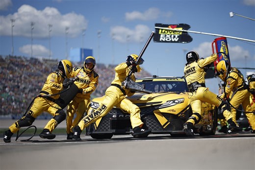 How much money does a NASCAR pit crew make?