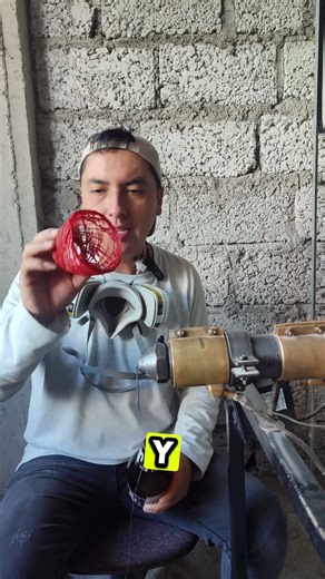 Mira cómo esta máquina transforma plástico reciclado en filamento listo para crear.