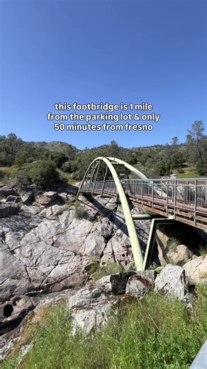 This footbridge is only a mile from the parking lot and under 50 minutes from Fresno 🌼🌾 Pa’san Ridge (San Joaquin River Gorge Footbridge) is one of the best spring hikes when the grass is bright green and wildflowers start popping up. The trail to the footbridge is easy to follow with very little incline, making it a great quick nature break. Cross the bridge and keep going if you want a longer loop through the hills, or simply turn around for a short scenic hike. 🗺️ If you’re looking for mor