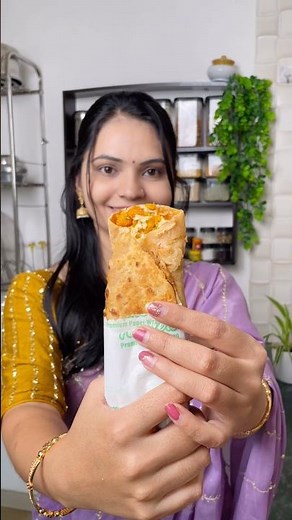 Leftover Chapati Recipe | Crispy Aloo Paneer Frankie 🌯😋 #shorts