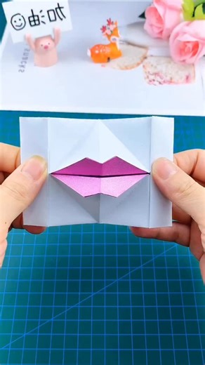 @foldgodz on Instagram: "Easy origami lips tutorial 👄 #art #origami #crafts #artist #diy #paper #handmade #kiss #lips #love"