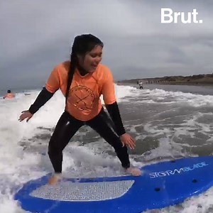 The City Surf Project is breaking surfer stereotypes and helping teenagers gain confidence. 🏄✌️ | Brut