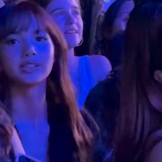 lisa’s reaction when she noticed the camera 😭