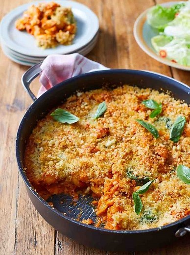 423K views · 7K reactions | Veggie PASTA BAKE with a garlic bread crumb (+ using spinach from your freezer!) 略 Meat free Monday just leveled up! jamieol.com/VeggiePastaBake | Jamie Oliver | Facebook