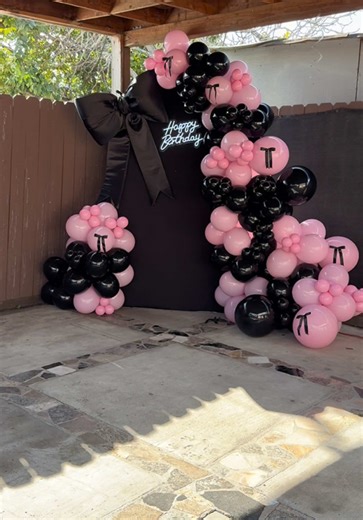 Pink and black double backdrop combo 🩷🖤 #pinkandblack #pinkandblackballoons #backdropideas #coquette #balloonsdecor