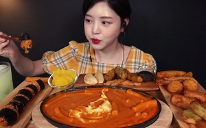 【Eat with Boki】2021.4.11 正常播放视频 | 番茄奶油炒年糕、各种炸物、芝士紫菜包饭、青葡萄味乳酸菌饮料