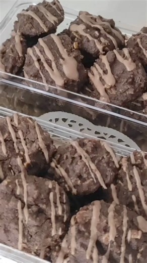 Kue Kering Lebaran,Choco Cereal Cookies | Coklat Corn Flakes Cookies: 175 g terigu pro rendah 75 g maizena ( kalau tidak mau pakai maizena,ganti ke terigu aja.jadi rerigu yg dipakai 250 gram) 10 g coklat bubuk ½ sdt baking powder (kalau pakai yg double acting,¼ sdt aja) 50 g dcc,lelehkan 50 g corn flakes,hancurkan 225 g margarin mix butter (saya 125 g margarin,100 g butter) 40 g gula pasir 2 jumput garam (skip kalau pakai full margarin) topping:50 g coklat leleh (boleh di skip) penggunaan gula p