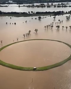 Attention: MID NORTH COAST UPDATE ON OUTAGES CAUSED BY FLOODS AND STORMS 4.00pm - May 23rd, 2025 Today our crews restored power to around 1,800 customers and we are continuing our efforts to reconnect approximately 3,896 customers who are without power this evening. We thank everyone for your patience and community spirit in this difficult time. 🕐 Extensive flooding and damage will cause delays to reconnection for some of our customers. Vulnerable people should enact their emergency plans and c