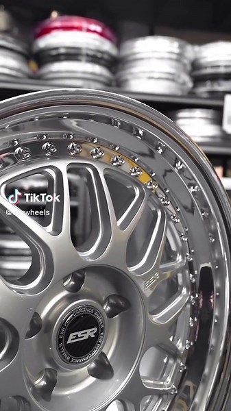 ESR Alien Silver 2-Piece Wheels: Timeless Design