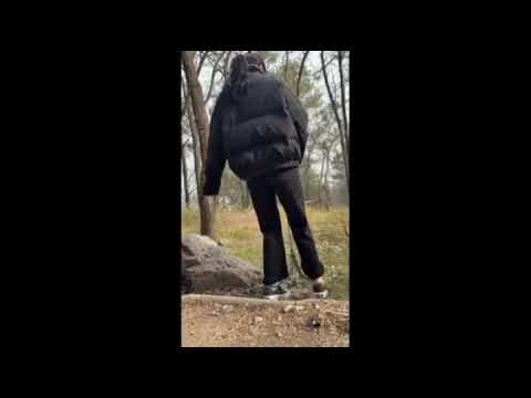 戴脚镣爬山的匡威女孩-两副脚镣