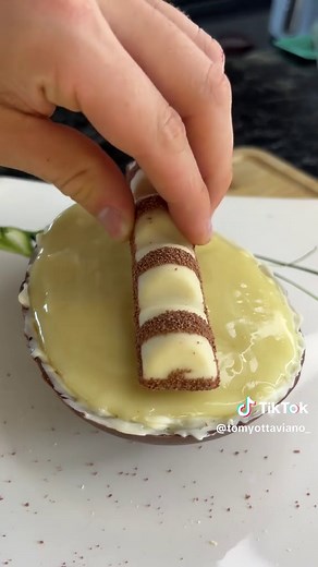 HUEVO RELLENO DE KINDER 🪺✨ • 𝐼𝓃𝑔𝓇𝑒𝒹𝒾𝑒𝓃𝓉𝑒𝓈: • 100gr de chocolate con leche 🍫 • ⁠100gr de chocolate blanco • ⁠Chocolates Kinder • ⁠Dulce de leche Para la crema Kinder • 60gr de manteca 🧈 • ⁠200gr de leche condensada • ⁠300gr de chocolate blanco Estas cantidades de la crema rinden bastante, como para rellenar 2/3 huevos. La crema la dejan tapada con un papel film en contacto y que repose 20 minutos. • El molde primero lo limpian con un poco de alcohol etilico y papel. Esto va a hacer