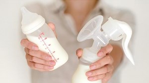 5 Cara Tepat Menghangatkan ASI Perah Beku agar Tak Rusak Nutrisinya