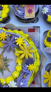 19 reactions | Mini cake con cinco cupcakes con temática de rapunzel #princess #rapunzel #tangled #enredados #caketemático | artepostre_ | Facebook