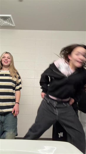 Emilyyyyyyyyyyyyyy (@emily.spencer02)’s videos with neon guts - 𝓛ꨄ