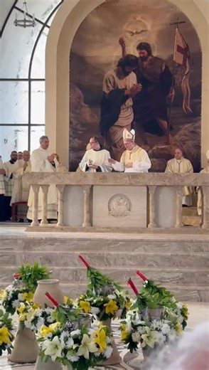 Le cardinal Pietro Parolin procède à l'onction du nouvel autel de l'église sur le site du baptême de Jésus (Béthanie au-delà du Jourdain), en Jordanie, ce vendredi matin. | Vatican News