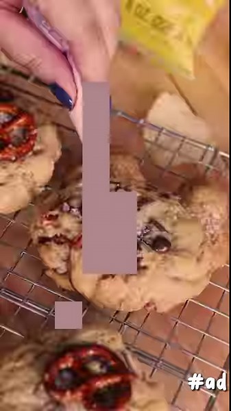 Happy Saturday – and happy baking! Besides Lay's, what would you add to your kitchen sink cookies? 📸 : @bitesbybianca | Lay's