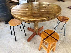 DUAS MESAS REDONDAS COM UMA BOBINA CARRETEL