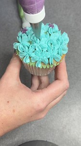 82K views · 1.4K reactions | This is the perfect nozzle for an easy, simple flower cupcake and colour combinations are endless. Make sure your flat ice your cupcake before you start. I do this so that any gaps are shown as green | Debbiescakesbakes | Facebook
