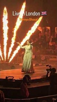 Shreya Ghoshal makes a royal entry at THE UNSTOPPABLE TOUR with Ghoomar vibes 🤍👑✨