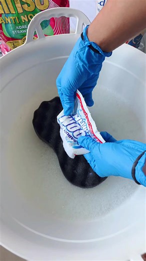 Change the sponge 🧽@••yellowsponge13•• add some cream soap and powder • btw lupa cerita, si boom colek nih enak yaa aromanya,walopun teksturnya agak kasar • dapetnya susah,kenapa sih pemasarannya harus didaerah • pangsa pasarnya dibeda2in gitu • kayak sabun daia batang, yang jual cuma 1 d onlen •