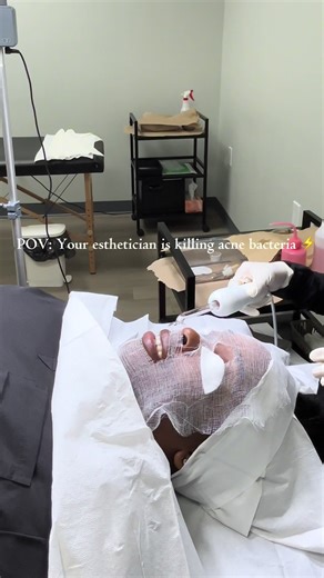 ⚡️ High Frequency = clearer skin This facial tool helps: ✨ kill acne bacteria ✨ calm inflammation ✨ speed up healing ✨ boost circulation One of my favorite tools for breakout-prone skin. #esthetician #skintok #acnetreatment #estheticianlife #glowingskin #fy #fyp #detroitesthetician #foryoupage #skincare
