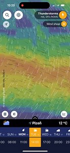 Our latest feature on iOS and Android lets you visualize wind patterns at multiple altitudes simultaneously. 👏🤓 Use the white lines to track wind at ground level, while the black lines show wind movement at 5 km altitude. This gives you a clear picture of cloud and precipitation movements. Wind behavior can vary significantly between ground level and higher altitudes, and now you can monitor both with ease. Please note, that you must enable this display in the Settings. 🌬️ | Ventusky
