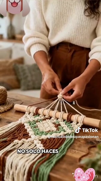 ¡Aprende a crear cortinas únicas y hermosas con nuestro curso de macramé! Descubre el arte de tejer y crea piezas que reflejen tu estilo y personalidad. ¡Inscríbete ahora y comienza a crear tus propias obras de arte! #Macramé #Cortinas #Arte #Manualidades #Curso