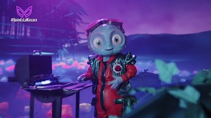 Intuimos que Bebé Alien tiene algo que ver con Misión S.O.S 🔍, no porque lo hayamos visto en sus pistas, es mera intuición 😅👽 ¡Descubre quién es Bebé Alien en ¿#QuiénEsLaMáscara? por #LasEstrellas! #BebéAlienEs 👀🕵️ | ¿Quién es la Máscara?