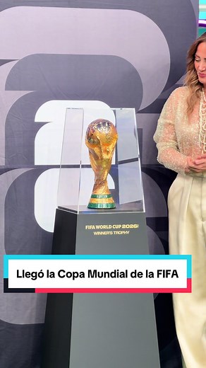 Llegó la Copa Mundial de la FIFA al foro de HOY — Trofeo y cobertura