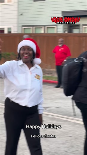 🎄✨ The Inaugural Amazing Hope Parade ✨🎄led by the iconic Houston Rockets legend Calvin Murphy as the parade ‘s first grand marshal, kicked off The Community of Faith’s annual Toys of Hope, giving away free toys and coats to over 750 children 🎁 📍1024 Pinemont Drive Dec 21. #calvinmurphy #houstontoydrive #houstoncoatdrive #toygiveaway #HoustonTx communityoffaith | Que Onda Magazine