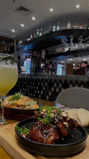 Fiorella Novoa 🌸 on Instagram: "Esta niña sí que salió feliz 🤭❤️ Si debo poner un puntaje a la atención, establecimiento y a la comida, se llevan un 10/10.✨ @nagoya_peru estará organizando el KANPAI 2026. 🍾🥳 El show empieza a las 7:30pm hasta las 11pm, es un saxofonista en vivo y la cena a las 6:30pm ☺️ . . . #nagoya #comidajaponesa #restaurante #japón #makis #limaperu🇵🇪"