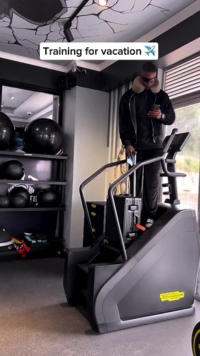 Practice makes perfect 😂 (via thetrainerofficial/IG) #training #flight #vacaymode