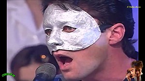 Anonimo Italiano - " Anche questa è vita " (A.Italiano) 1995 Nell'ormai lontano 1995 si incomincia a sentire nelle radio un brano cantato da un interprete misterioso. Egli, infatti ha deciso di nascondere la sua vera identità, cela il volto dietro una maschera e si fa chiamare Anonimo Italiano. Suscita così grande curiosità e attenzione nei suoi confronti e quando esce il suo secondo singolo "Anche questa è vita" il successo è straordinario tanto che l'album omonimo raggiunge le 120.000 copie. E