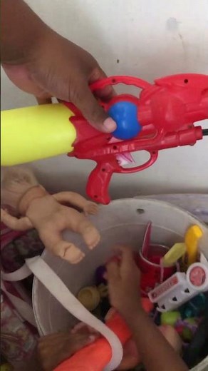 MARCELA PROCURANDO OS BRINQUEDOS 😂 #shorts ‪@MarcelaoeMarcela‬