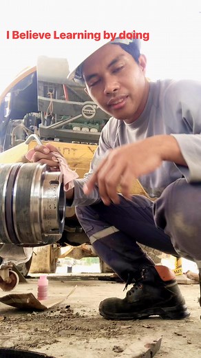 Piston Installation #heavyequipmentmechanic Mechanic LIFE | John Carlo Java