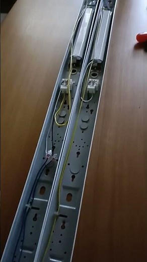 今日のDIY １０年たって蛍光灯が切れ始めたからLEDに交換したよ 配線の変更は専門家の指導の元で！