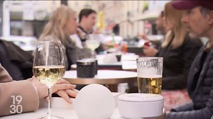 34K views · 88 reactions | L'essor des applications de rencontre, Tinder, Meetic ou Bumble, a beaucoup été thématisé. Mais la recherche de l'amour sur internet a fait aussi des déçus. Certains reviennent donc parfois à des méthodes plus traditionnelles: la bonne vieille agence matrimoniale ou, plus efficace peut-être, les rencontres au hasard du travail, du sport et au bistro. #19h30RTS | RTSinfo | Facebook