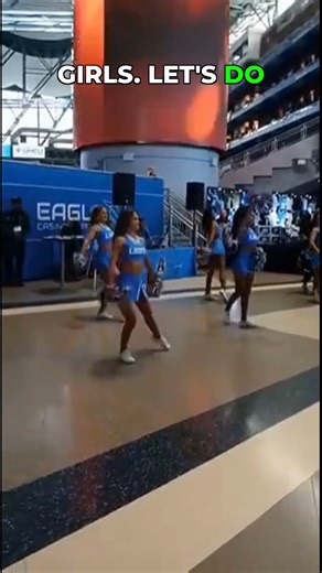 Amazing Cheerleaders Steal the Show!