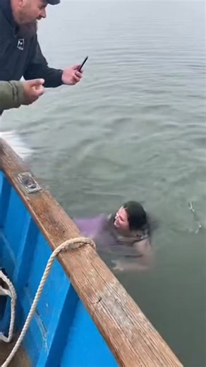 🧜‍♀️ “Mermaid Squad” Just Dropped Into the Lake! 🌊✨ (Spoiler: It’s a *very* convincing tail!) When your friends are *real* mermaids… or at least *really good* at pretending 😄 A group of women in stunning custom mermaid tails splash, laugh, and pose beside a boat — with one even doing a graceful tail flick! 🐠 *(Fun fact: Mermaid costumes like this are popular in aquatic performances & eco-awareness events — always done safely & responsibly!)* Tag someone who needs this kind of magic today! 💫
