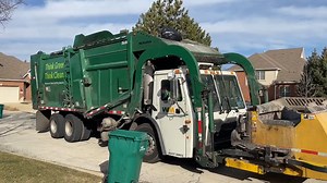 【垃圾回收】Waste Management前装压缩式垃圾收集车工作_哔哩哔哩_bilibili