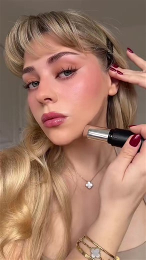 Double chin hack ✅# easy makeup tutorial for beginners # makeup tutorial# foryoupage # makeup hacks by malka 🤍