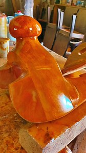 La Fustería: Un Oficio Artesanal del Pueblo de La Noria En el pintoresco pueblo de La Noria, el arte de la fustería se ha mantenido vivo a través de los años como una tradición profundamente arraigada, y una de las familias que ha preservado este legado es la familia Llanos. Este oficio artesanal, transmitido de generación en generación, ha sido clave en la fabricación de sillas de caballo, especialmente aquellas destinadas para monturas grandes y de paseo. Los fustes, estructuras de madera que 
