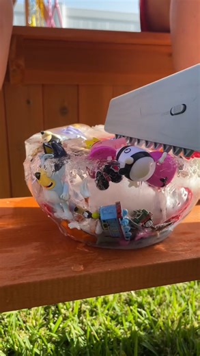 This FREE activity is so fun and will keep kids entertained for over an hour—no joke! 🙌💦 Just grab a big bowl, fill it with water, toss in their favorite little toys, and freeze it! ❄️ Tell them Elsa froze their characters and it’s their mission to rescue them. 🧊⛏️ It’s easy, creative, and you don’t have to buy a thing! 👏 | Hip2Save