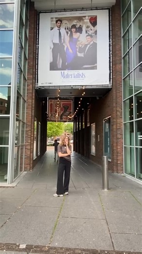 3 comments | Wij verbouwen, maar blijven open We zijn gestart met het verbouwen van ons café -restaurant! ⚒️ Maar niet getreurd want ons programma blijft gewoon doordraaien.  Om te zorgen dat iedereen bij de film- en theaterzalen kan komen is er tijdelijk een gewijzigde route. Even wennen maar we begeleiden je er doorheen. Kijk je mee? Volg de rest van onze verbouwing via onze blog: lux-nijmegen.nl/verbouwing #LUXNijmegen #verbouwing | LUX Nijmegen | Facebook