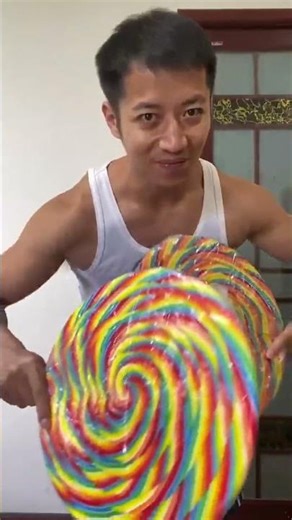No lollipops? Dad pulls out an extra-large lollipop. [Dongdong's Family]