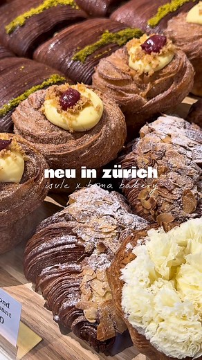 📍 Isule Café – Brupbacherplatz ✨ Der neue Spot für alle Kaffee- & Matcha-Lovers – modern, gemütlich & einfach richtig fein! ☕️🍵 Im Isule wartet aber noch ein ganz besonderes Highlight: das Gebäck von Boma Bakery. Luftige Croissants & himmlische Füllungen von Pistazie, Schokolade bis Apfel-Zimt – alles frisch & super lecker. 😍🥐 Mein persönlicher Favorit? Die salzige Variante mit Käse & Pilzen – ein absoluter Gamechanger! Das Ambiente? Stylisch, entspannt & perfekt für einen gemütlichen Coffee