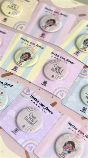 ✨⚪️BOTONES⚪️✨ Puedes personalizarlos y llevarlos donde quieras, en tu oufit, bolso o como quieras, con el marcaras tu propio estilo! Diseños disponibles paga entrega inmediata! 🤩⚪️✨💖😍 #palafitocreativo #botones #personalizados #accesorio #bolso #oufits #hechoamano #hechoconamor #colores #creatividad #diseñografico